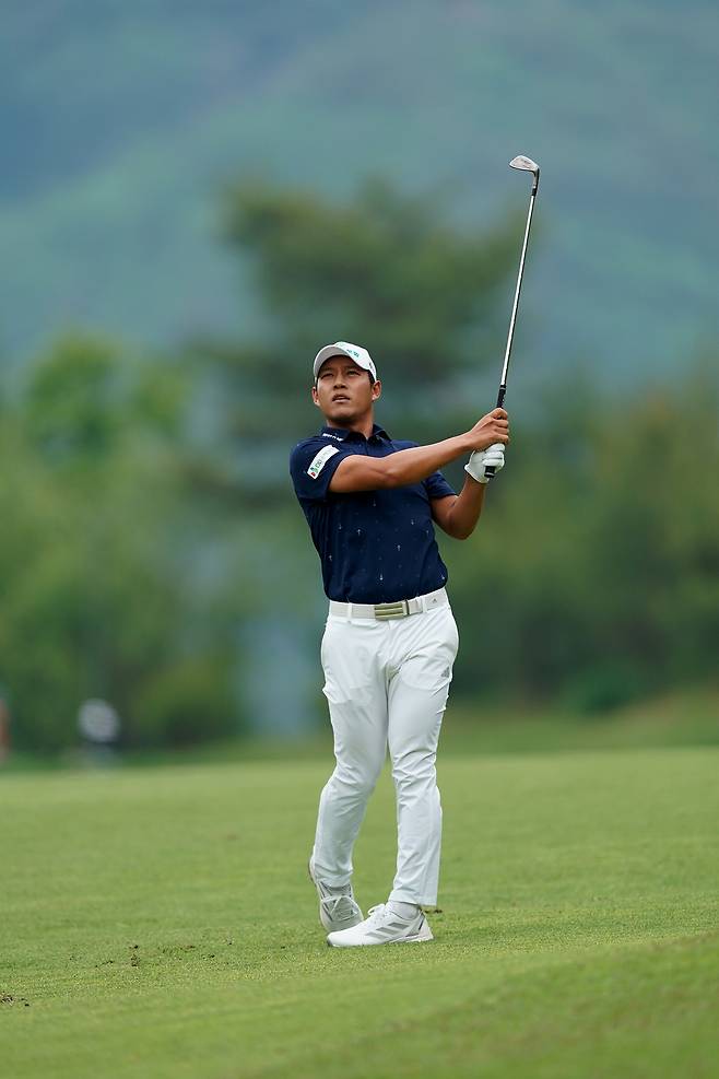 문도엽이 23일 강원도 춘천 라비에벨 골프&리조트 듄스 코스에서 열린 제67회 코오롱 한국오픈 2라운드 1번홀에서 세컨샷을 하고 있다. ｜대회조직위원회 제공