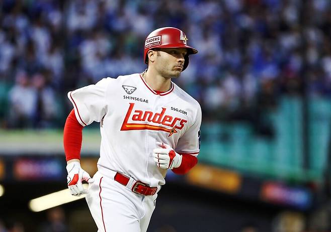 ▲ 팀과 합의 끝에 지정된 계약 기간보다 조금 더 일찍 팀을 떠나는 라이언 맥브룸 ⓒSSG랜더스