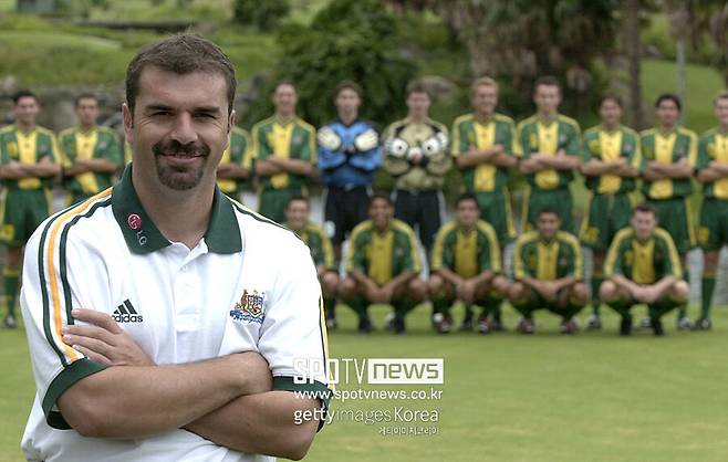 ▲ 포스테코글루는 '사커루(사커+캥거루)'를 대표하는 인물 중 한 명이다. 2000년에 사우스 멜버른 지휘봉을 내려놓은 뒤 호주 U-17·U-20 대표팀을 이끌었다. U-17 대표팀을 5년간, U-20 대표팀은 7년간 지도했다. 이후 파나차이키(그리스)에서의 짧은 감독 생활을 거쳐 브리즈번 로어로 복귀, 자국 축구계로 돌아왔다.&nbsp;지도력을 인정받아 호주 성인대표팀 지휘봉을 잡기도 했다. 2014년 브라질 월드컵에서 사커루 약진을 꾀했지만 조별리그 3패로 쓴잔을 마셨다.호주 대표팀을 맡을 때 한국과 처음 연을 맺었다. 2015년 자국에서 열린 아시아축구연맹(AFC) 아시안컵 결승에서 손흥민의 한국을 누르고 정상에 올랐다.