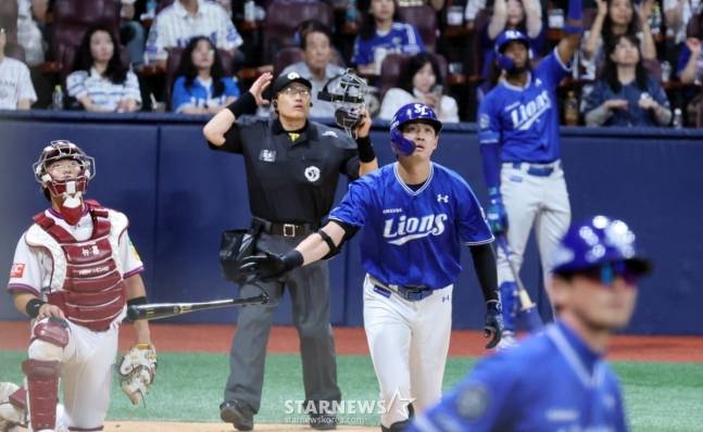 구자욱(가운데)이 8회초 결승 투런 홈런을 날리고 타구를 바라보고 있다. /사진=강영조 선임기자