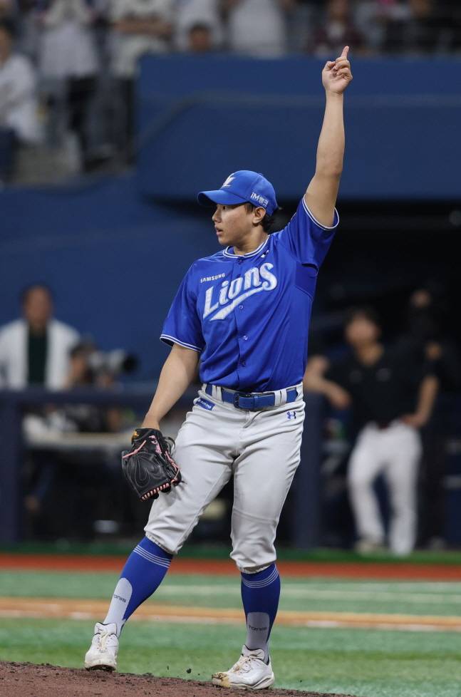 배찬승이 8회말 위기를 지우는 아웃카운트를 잡아내고 세리머니를 하고 있다. /사진=삼성 라이온즈 제공