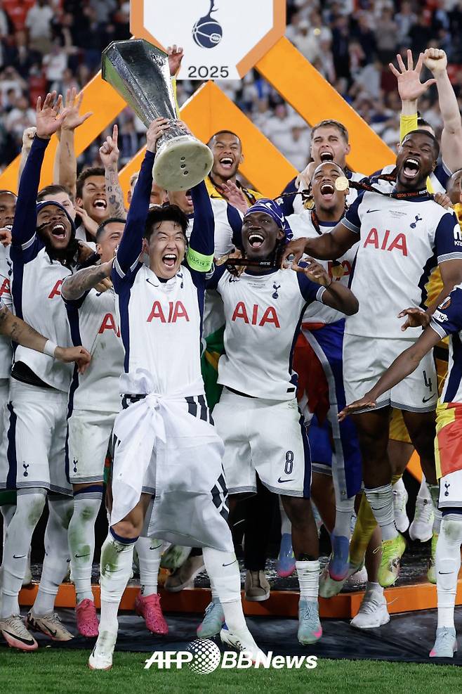 토트넘 주장 손흥민이 22일 2024~2025 UEFA 유로파리그 우승 트로피를 들고 환호하고 있다. /AFPBBNews=뉴스1