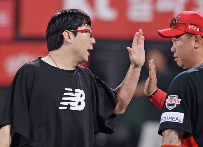 하이파이브를 하는 양현종(왼쪽)과 이범호 감독. /사진=KIA 타이거즈