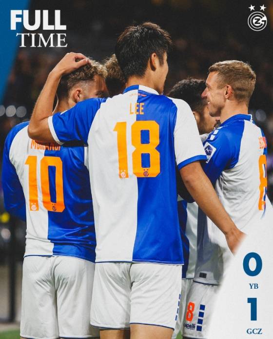 이영준(가운데)이 스위스 베른의 스타디온 스타트 드 스위스에서 열린 2024~2025시즌 스위스 슈퍼리그 8라운드 영보이스전이 끝난 뒤 선수들과 함께 기뻐하고 있다. /사진=그라스호퍼 취리히 공식 사회관계망서비스(SNS)