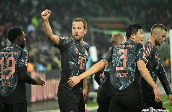 해리 케인(왼쪽에서 두 번째)이 독일 묀헨글라트바흐의 보루시아 파르크에서 열린 2024~2025시즌 독일 분데스리가 16라운드에서 선제골을 넣은 뒤 주먹을 불끈 쥐고 세리머니하고 있다. 함께 기뻐하는 김민재(3번). /사진=바이에른 뮌헨 공식 사회관계망서비스(SNS)