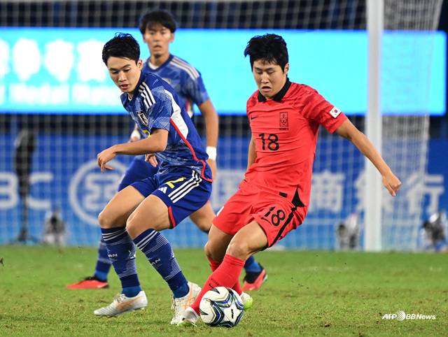 한일전에 집중하는 이강인(오른쪽). /AFPBBNews=뉴스1