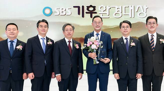 윤석대 한국수자원공사 사장(왼쪽부터), 조흥식 심사위원장, 방문신 SBS 사장, 해남군 명현관 군수, 김완섭 환경부 장관, 임상준 한국환경공단 이사장 /사진제공=SBS