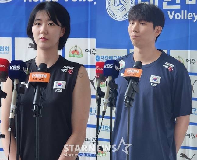 남녀 배구 대표팀 주장 강소휘(왼쪽)와 황택의가 23일 대표팀 소집 훈련에서 취재진과 인터뷰를 하고 있다. /사진=안호근 기자