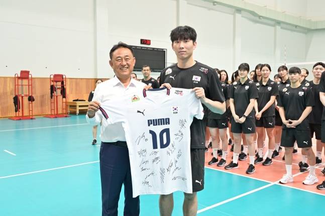 이충우 여주시장(왼쪽)이 남자 배구 국가대표팀 주장 황택의로부터 유니폼을 건네받고 있다. /사진=대한배구협회 제공