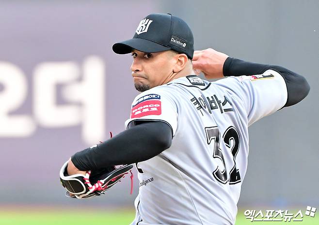 KT 위즈 외국인 투수 윌리엄 쿠에바스가 22일 수원 KT위즈파크에서 열린 2025 신한 SOL Bank KBO리그 KIA 타이거즈와의 팀 간 6차전에 선발등판, 5이닝 7실점 6자책으로 패전투수가 됐다. 사진 김한준 기자