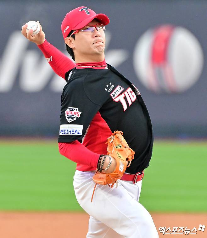 KIA 타이거즈 좌완 양현종이 22일 수원 KT 위즈파크에서 열린 2025 신한 SOL Bank KBO리그 KT 위즈와의 팀 간 6차전에 선발등판, 6⅔이닝 4피안타 4볼넷 4탈삼진 3실점 호투와 함께 승리투수가 됐다. 사진 김한준 기자