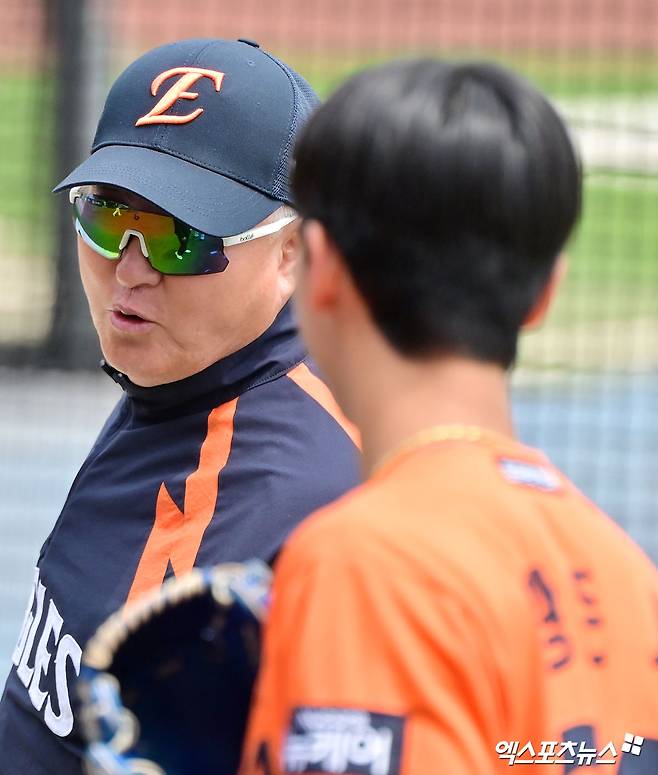 18일 오후 대전 한화생명 볼파크에서 열리는 '2025 신한 SOL Bank KBO리그' SSG 랜더스와 한화 이글스의 경기, 한화 김경문 감독이 황준서와 대화를 나누고 있다. 엑스포츠뉴스 DB