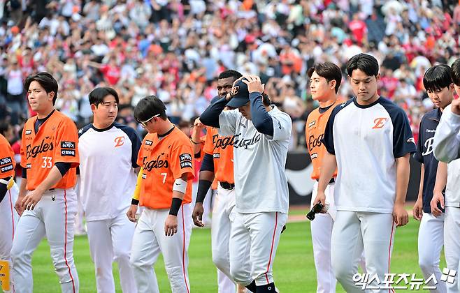 18일 오후 대전 한화생명 볼파크에서 열린 '2025 신한 SOL Bank KBO리그' SSG 랜더스와 한화 이글스의 경기, SSG가 한화에 7:3으로 승리하며 위닝시리즈를 달성했다.  경기종료 후 한화 선수단이 그라운드를 빠져나가고 있다. 엑스포츠뉴스 DB