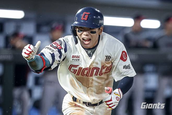 롯데 외야수 장두성은 22일 사직구장에서 열린 '2025 신한 SOL Bank KBO 리그' LG와 주중 3연전 마지막 경기에서 1번타자 중견수로 선발 출전했다. 3회말 결승타를 포함해 3타점으로 공격에 활력을 불어넣었다. 롯데 자이언츠