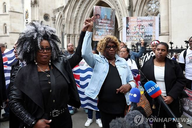 협정을 막아달라는 소송을 낸 차고스 출신 여성들 [로이터 연합뉴스]