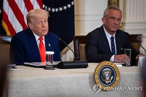 '미국을 다시 건강하게' 보고서 발간 계기 회견하는 트럼프와 케네디 주니어 [워싱턴 EPA=연합뉴스 재판매 및 DB금지]