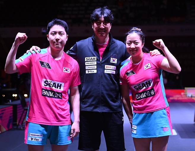 혼합복식 4강에 오른 신유빈(오른쪽)과 함께 한 오상은 감독(중앙)과 임종훈(왼쪽). [대한탁구협회 제공. 재판매 및 DB 금지]