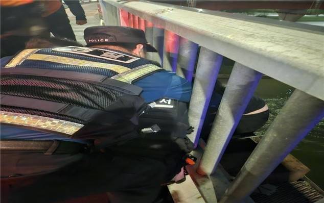지난 18일 새벽 성수대교 난간에 걸터앉아 있던 여성을 경찰과 시민이 구조하는 모습 [서울 성동경찰서 제공]