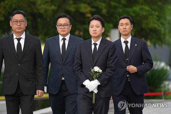 노무현 전 대통령 묘역 참배하는 이준석 후보 (서울=연합뉴스) 개혁신당 이준석 대선 후보가 23일 경남 김해시 진영읍 봉하마을을 방문해 노무현 전 대통령 묘역을 참배하고 있다. 2025.5.23 [개혁신당 제공. 재판매 및 DB금지] photo@yna.co.kr