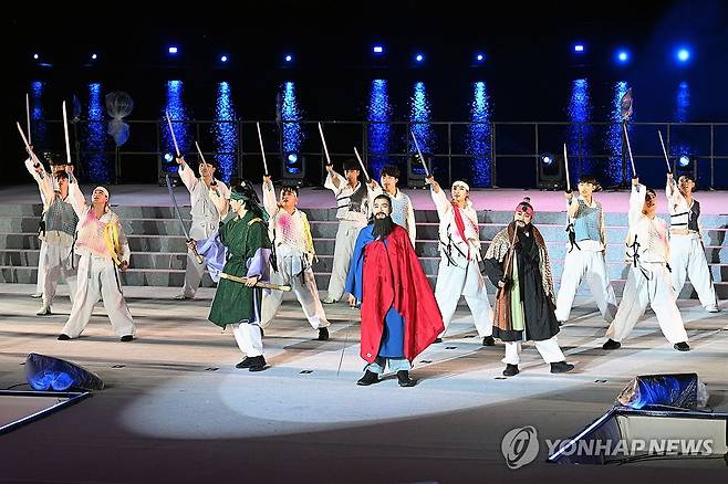 '칼을 품고 슬퍼하다' 공연 (밀양=연합뉴스) 지난 22일 오후 경남 밀양시 밀양강 특설무대에서 제67회 밀양아리랑대축제의 메인 행사인 밀양강 오딧세이 '칼을 품고 슬퍼하다' 공연이 진행되고 있다. 가운데 배우 송일국. 2025.5.23 [경남 밀양시 제공. 재판매 및 DB 금지] image@yna.co.kr