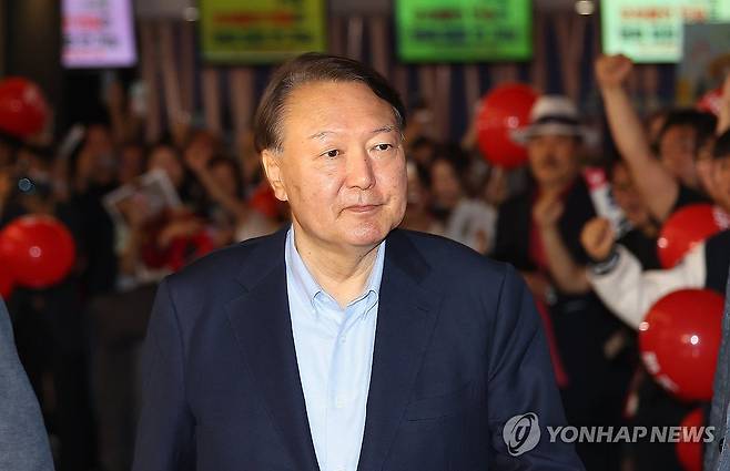 윤석열, 부정선거 주장 다큐 영화 관람 (서울=연합뉴스) 김도훈 기자 = 윤석열 전 대통령이 21일 서울 메가박스 동대문에서 이영돈 PD가 제작한 다큐멘터리 영화 '부정선거, 신의 작품인가'를 관람하기 위해 상영관으로 향하고 있다. 2025.5.21 superdoo82@yna.co.kr