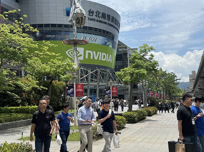 '컴퓨텍스 2025'가 열린 대만 타이베이 난강 전시관 (타이베이=연합뉴스) 강태우 기자 = '컴퓨텍스 2025'가 열리는 타이베이 난강 전시관 모습. 2025.5.23 buring@yna.co.kr