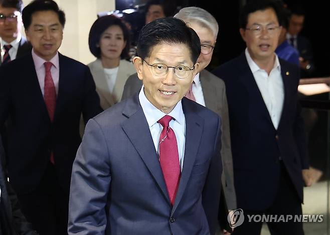 김문수 후보, 국가와 민족을 위한 조찬기도회 참석 (서울=연합뉴스) 윤동진 기자 = 국민의힘 김문수 대선 후보가 23일 중구 더플라자호텔 서울에서 열린 2025년 제3회 국가와 민족을 위한 조찬기도회에 참석하고 있다. 2025.5.23 mon@yna.co.kr