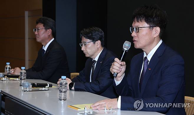 SK텔레콤 해킹 사태 관련 질의응답 (서울=연합뉴스) 서명곤 기자 = 김희섭 SKT 커뮤니케이션 센터장(오른쪽부터), 임봉호 SKT MNO 사업부장, 류정환 SKT 네트워크 인프라 센터장(왼쪽부터)이 지난 7일 서울 중구 SK텔레콤 T타워에서 SK텔레콤의 해킹 사고와 관련해 취재진 질문에 답하고 있다. 2025.5.7 [공동취재] seephoto@yna.co.kr