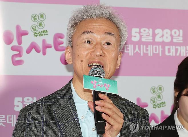 '알사탕' 와시오 다카시 프로듀서 내한 (서울=연합뉴스) 이재희 기자 = 23일 서울 광진구 롯데시네마 건대입구점에서 열린 애니메이션 '알사탕' 시사 간담회에서 와시오 다카시 프로듀서가 인사말을 하고 있다. 이 작품은 백희나 작가의 동화책을 원작으로 한 일본 애니로 아카데미 시상식 단편 애니 부문 후보에 올랐다. 2025.5.23 scape@yna.co.kr