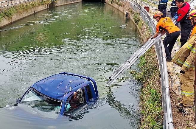 농수로에 추락한 트럭 [전북자치도소방본부 제공. 재판매 및 DB 금지]