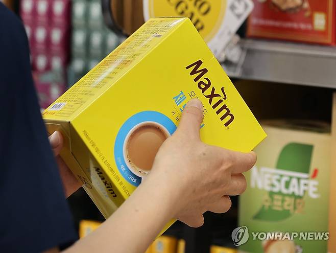 맥심 모카골드 가격 인상 (서울=연합뉴스) 이재희 기자 = 동서식품은 오는 30일부로 맥심 모카골드 등 커피믹스 제품과 카누 아메리카노 등 인스턴트 원두커피 출고 가격을 평균 9% 올린다고 밝혔다. 동서식품의 제품 가격 인상은 지난해 11월 이후 6개월 만이다. 사진은 23일 서울의 한 대형마트에서 커피를 고르는 시민의 모습. 2025.5.23 scape@yna.co.kr