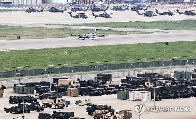 미국, 주한미군 감축 검토 (평택=연합뉴스) 홍기원 기자 = 미국 언론이 미국 정부가 주한미군 감축을 검토하고 있다고 보도한 23일 경기도 평택시 캠프 험프리스에서 RC-12X 가드레일 정찰기가 이동하고 있다. 2025.5.23 xanadu@yna.co.kr