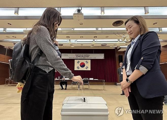 소중한 한표 행사…21대 대선 재외투표 시작 (도쿄=연합뉴스) 박상현 특파원 = 제21대 대통령 선거 재외투표 첫날인 지난 20일 일본 도쿄 미나토구 주일한국대사관에 마련된 재외투표소에서 유권자가 투표함에 투표용지를 넣고 있다. 2025.5.20 psh59@yna.co.kr