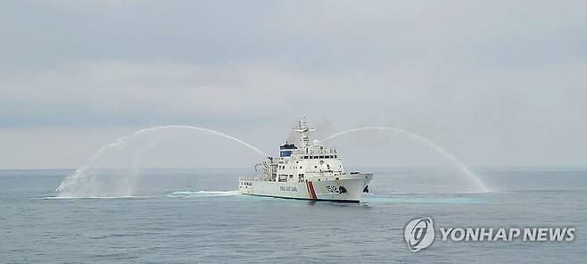 실전을 방불케 한 수난 대비 훈련 (속초=연합뉴스) 동해지방해양경찰청은 23일 강원 속초항 인근 해상에서 항공기 해상 불시착 상황을 가정한 관계기관이 총출동하는 수난 대비 훈련을 실시하고 있다. 2025.5.23 [동해지방해양경찰청 제공. 재판매 및 DB 금지] yoo21@yna.co.kr