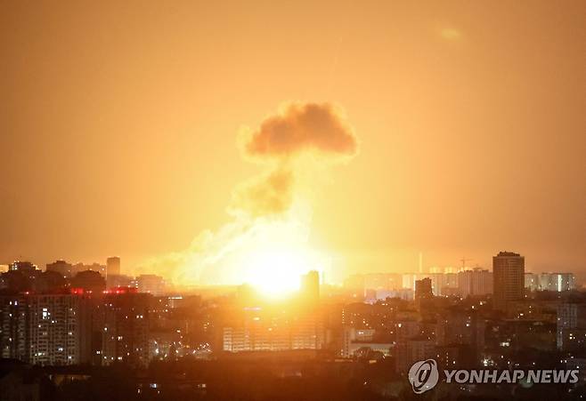 우크라이나 키이우에 러시아의 폭격이 가해지는 장면 [로이터=연합뉴스 자료사진]