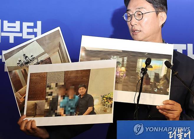 민주당, "지귀연 판사 유흥업소 접대 의혹" 사진 공개 (서울=연합뉴스) 김주형 기자 = 더불어민주당 노종면 선대위 대변인이 지난 19일 서울 여의도 당사에서 "윤석열 전 대통령의 내란 혐의 사건 재판장인 지귀연 서울중앙지법 부장판사가 유흥업소에서 접대받았다"라는 의혹을 제기하며 관련 사진을 공개하고 있다. 2025.5.19 kjhpress@yna.co.kr