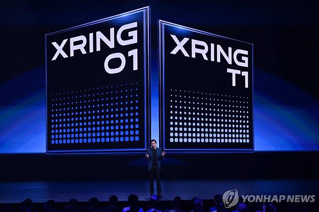 샤오미, 자체 개발 모바일칩 공개 (베이징 AFP=연합뉴스) 22일 베이징에서 열린 샤오미 신제품 발표회에서 독자 개발 모바일칩 '쉬안제O1'(玄戒O1·XringO1)을 공개하는 레이쥔 샤오미 최고경영자(CEO)