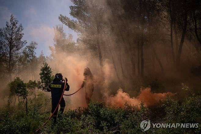 지난 18일(현지시간) 그리스 외곽에서 진행된 산불 진화 훈련 [AFP 연합뉴스 자료사진. 재판매 및 DB 금지]