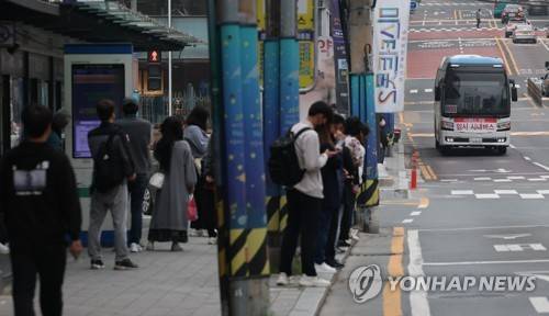 기다리는 시민들 2023년 4월 19일 경남 창원지역 시내버스가 파업에 돌입한 가운데 마산합포구 한 버스정류소에서 시민들이 시가 비상수송대책으로 마련한 임시 시내버스를 기다리고 있다. [연합뉴스 자료사진]