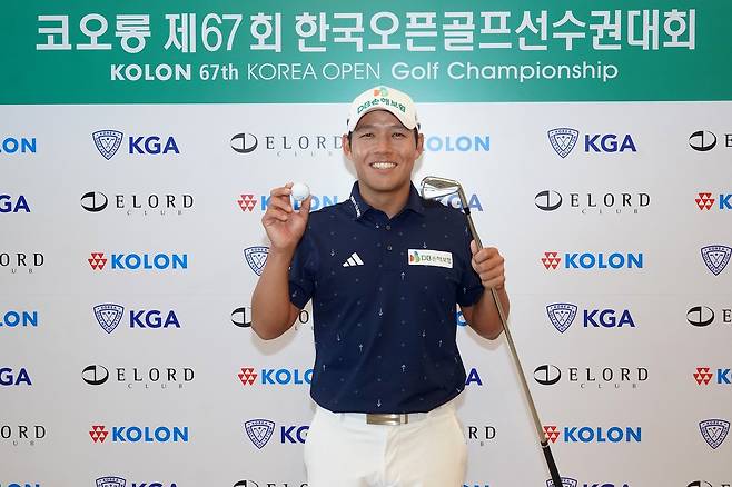 홀인원 볼과 아이언을 들고 기뻐하는 문도엽. [코오롱 한국오픈 조직위 제공. 재판매 및 DB 금지]