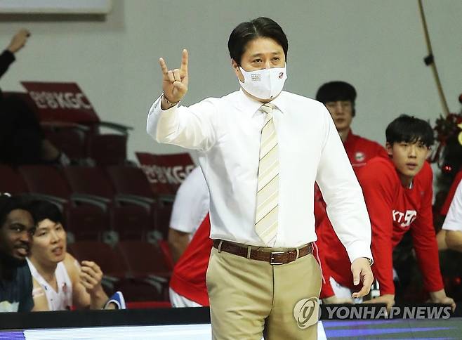 작전 지시하는 문경은 감독 [연합뉴스 자료사진]