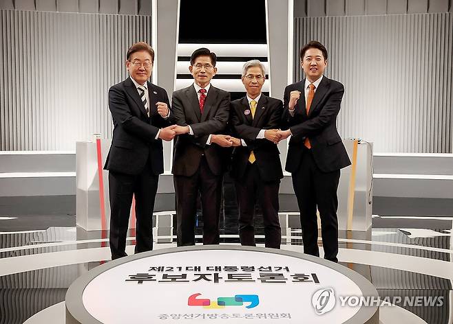 대통령 선거 2차 후보자 토론회 기념 촬영 (서울=연합뉴스) 더불어민주당 이재명·국민의힘 김문수·민주노동당 권영국·개혁신당 이준석 대선후보가 23일 서울 영등포구 여의도 KBS 스튜디오에서 열린 제21대 대선 2차 후보자 토론회 시작에 앞서 기념 촬영하고 있다. 2025.5.23 [국회사진기자단] photo@yna.co.kr