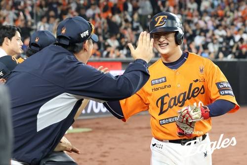 득점 후 동료들과 기뻐하는 이진영 [한화 이글스 제공. 재판매 및 DB 금지]