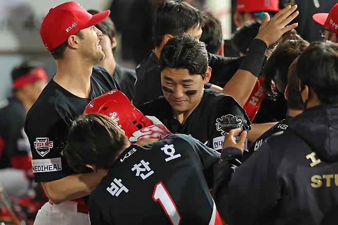 더그아웃에서 동료 축하를 받는 김도영 [KIA 타이거즈 제공. 재판매 및 DB 금지]