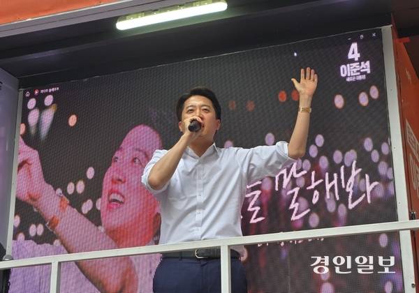 이준석 개혁신당 대통령 후보가 24일 오후 6시30분께 성남시 분당구 서현역을 찾아 집중 유세를 벌였다. 2025.5.24 /김태강기자 think@kyeongin.com