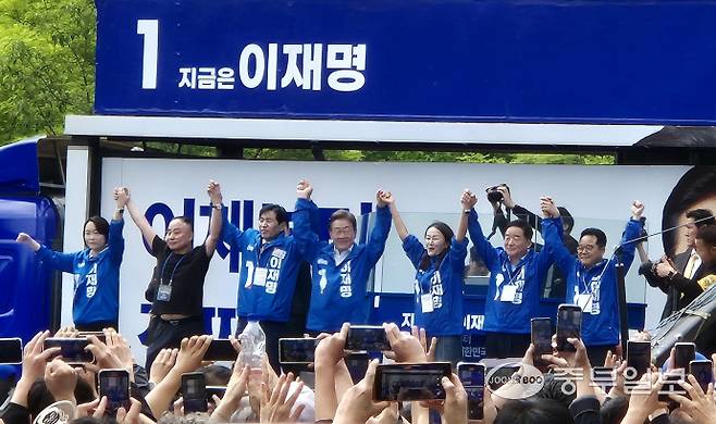 이소영 의원, 개그맨 서승만, 이학영 의원, 이재명 후보, 이재정 의원, 강득구 의원, 민병덕 의원이 손을 위로 들며 지지자들의 환호에 답하고 있다. 하재홍기자