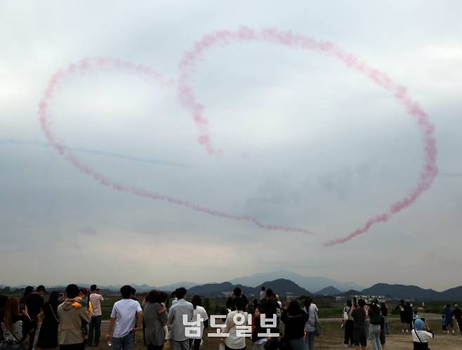 블랙이글스의 멋진 에어쇼24일 광주광역시 광산구 공군 제1전투비행단에서 열린 '스페이스 챌린지 2025 in 광주'에서 공군 특수비행팀 블랙이글스가 곡예비행을 하고 있다. /임문철 기자 35mm@namdonews.com