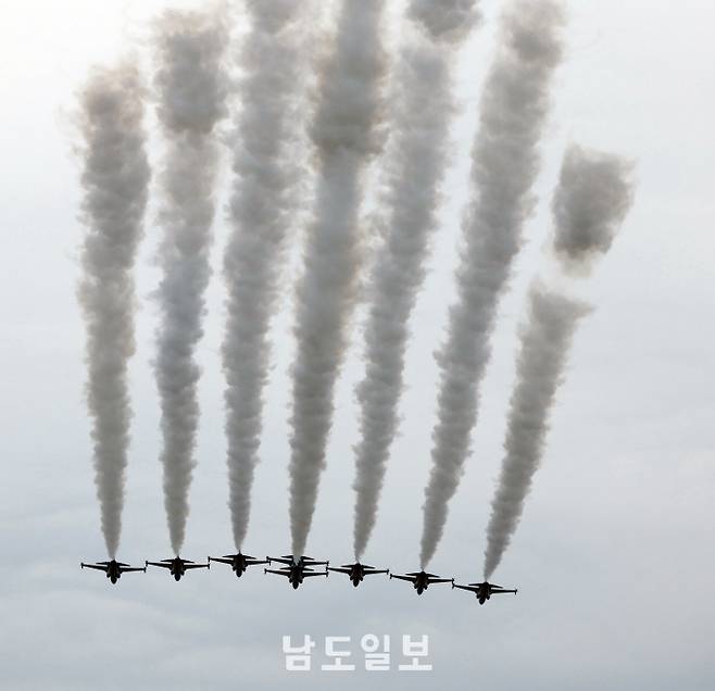 블랙이글스의 멋진 에어쇼24일 광주광역시 광산구 공군 제1전투비행단에서 열린 '스페이스 챌린지 2025 in 광주'에서 공군 특수비행팀 블랙이글스가 곡예비행을 하고 있다. /임문철 기자 35mm@namdonews.com