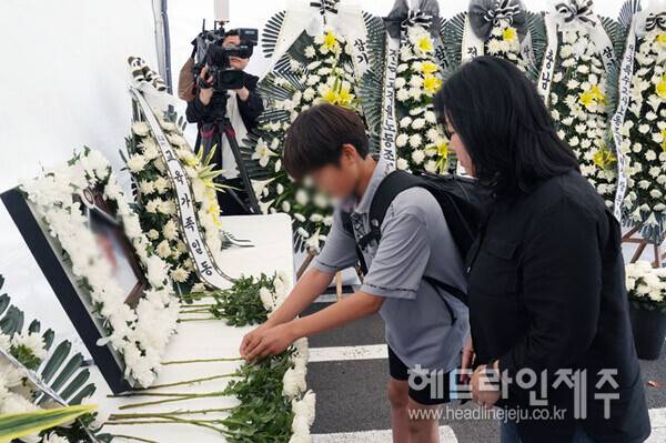 분향소에 학생들의 발길도 이어졌다.