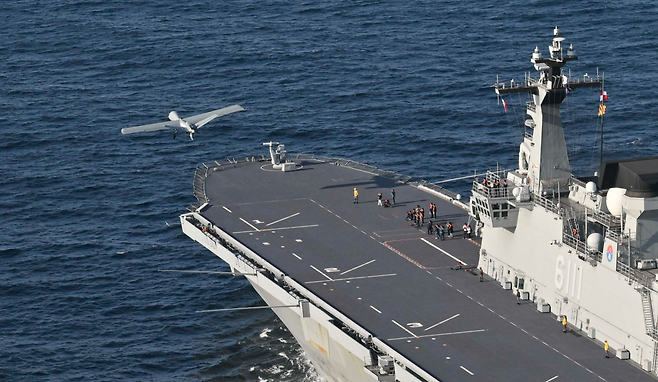 독도함에서 이착륙 테스트중인 그레이이글 무인기